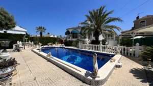 4 soveroms stor villa på 985m² tomt mellom lagunene ved Torrevieja