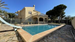 4 soveroms 245m2 villa på stor tomt og eget bassen og takterrasse nær stranden i Cabo Roig